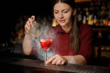 Kadın barmen s ile alkollü kokteyl cam dekorasyon