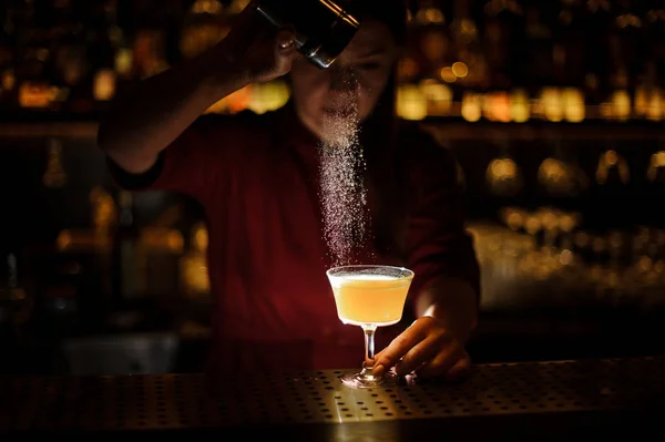 Barista femminile versando una spezia per il delizioso cocktail — Foto Stock