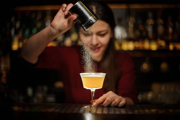 Barman feminino derramando um tempero para o coquetel fresco — Fotografia de Stock