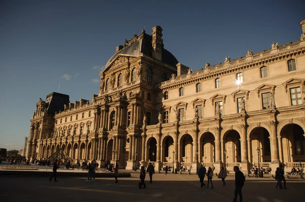 파리, 프랑스-10 월 20 일, 2017: 루브르 박물관. 루브르 박물관은 세계에서 가장 큰 미술관 및 파리, 프랑스에 있는 역사적인 기념물. — 스톡 사진