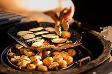 Taze sebzeler barbekü ızgara pişirme işlemi