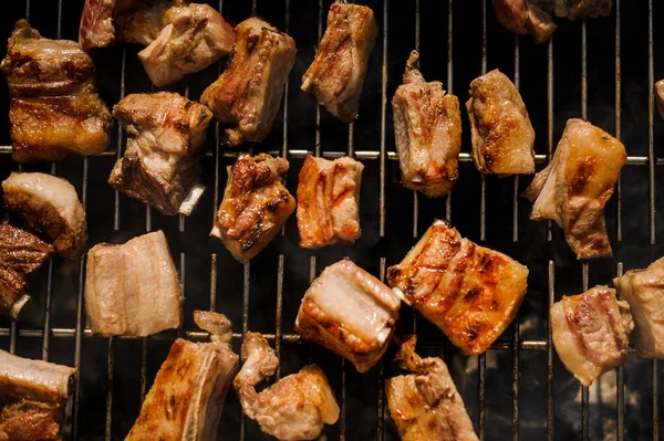 Vista superior de pedaços de carne grelhados na grelha de churrasco — Fotografia de Stock
