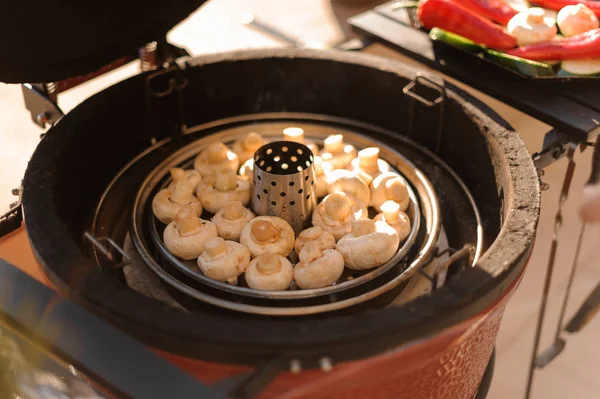 大美味的 champignons 铺设在烤架上 — 图库照片