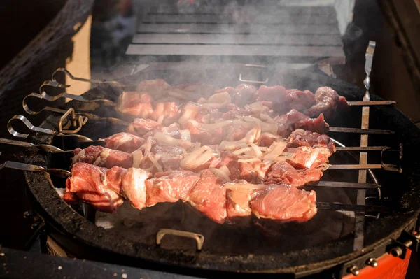 グリルの上に横たわる串に大きな肉の部分 — ストック写真