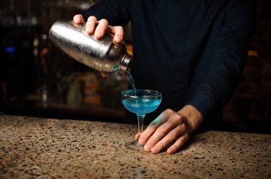 Barmen hazırlanıyor Blue Lagoon kokteyl