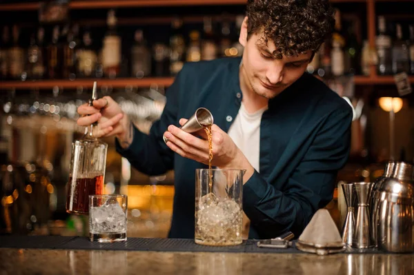 Barman prepara un cóctel alcohólico, añadiendo alcohol al ic — Foto de Stock