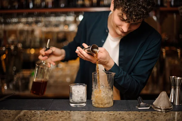 Experto barman está haciendo cóctel en el club nocturno — Foto de Stock