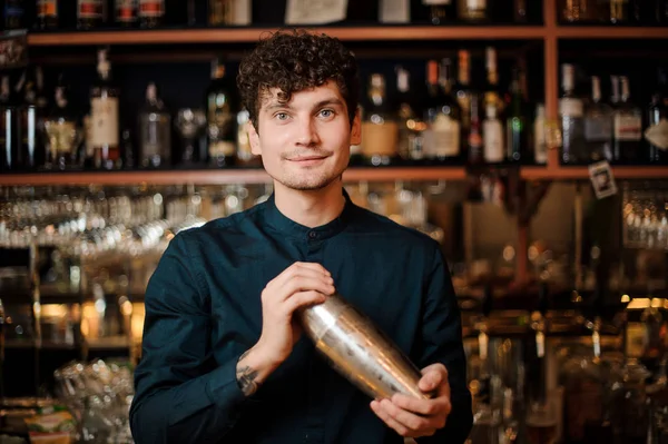 Sakallı genç barmen bir alkollü kokteyl karışımları — Stok fotoğraf