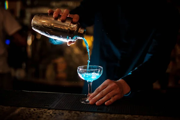 Barman haciendo cóctel en el club nocturno — Foto de Stock