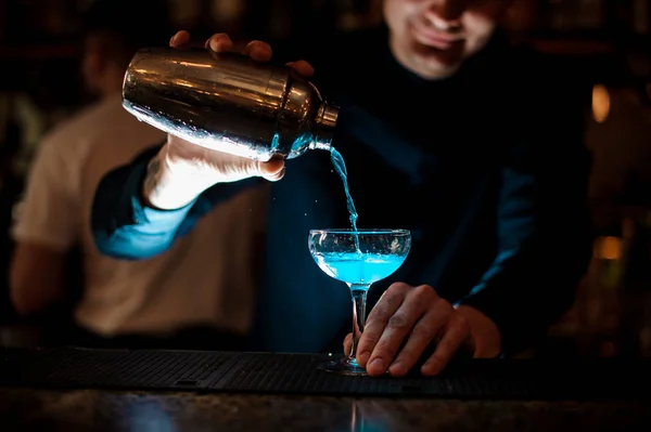 Barman mezclando bebidas en un club nocturno . — Foto de Stock