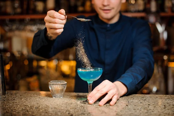 Barman avslutad beredning av Blue Lagoon alkoholhaltiga cocktail — Stockfoto