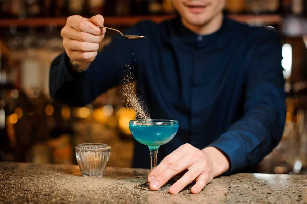 Bartender avslutad beredning av Blue Lagoon alkoholhaltiga cocktail — Stockfoto