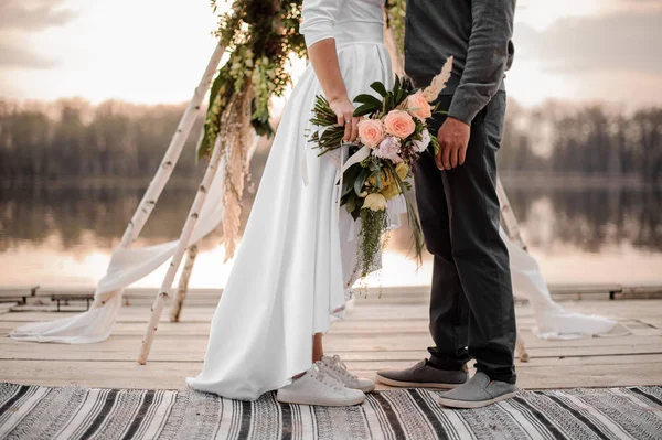 Stylowy, świeżo poślubiona para w buty sportowe i Odzież ślubna — Zdjęcie stockowe