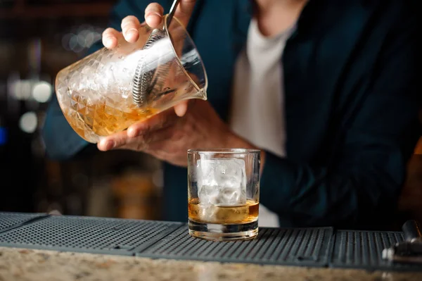 Camarero manos verter cóctel alcohólico fresco de verano en un vaso — Foto de Stock