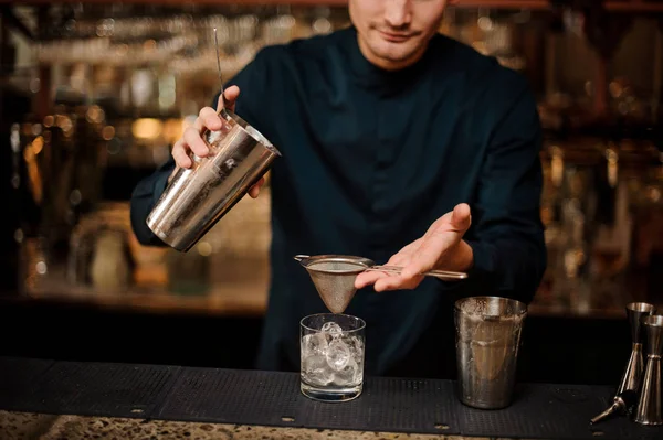 Bartendern hälla fräsch drink från en shaker i ett glas med hjälp av SIL — Stockfoto