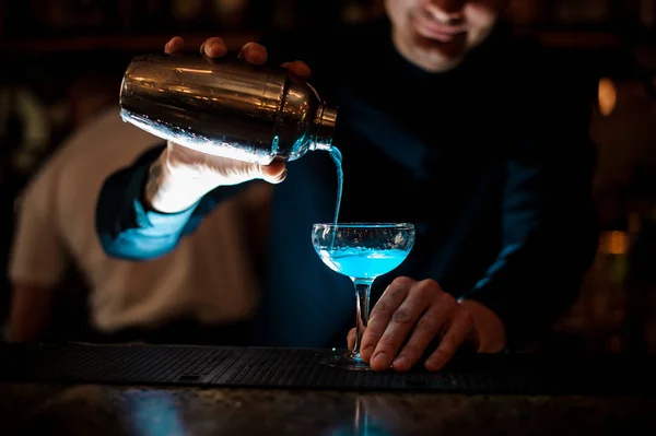 Ler bartendern hälla fräsch drink med blå sprit från en shaker i ett glas med hjälp av SIL — Stockfoto