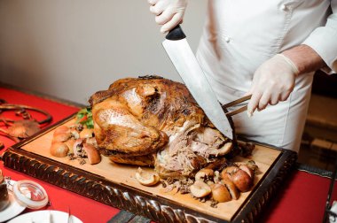 Fırında tavuk bir restoranda bir bıçakla adam yetişmek