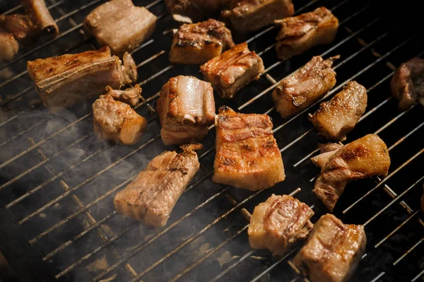 Grandes fatias de carne safada na grelha — Fotografia de Stock