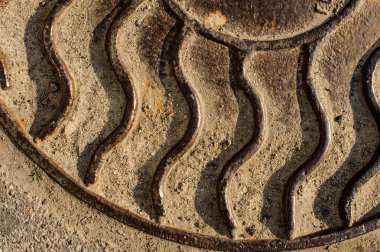 Makro arka planını güneş ışınları zeminde şeklinde çelik kapağı kapatın