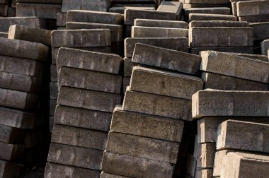 Tuğla bina doku gri bir dizi yakından dikey olarak düzenlenmiş