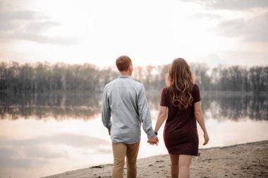 Arka görünümü çift aşık göl ağaçlar arka plan üzerinde yürüme