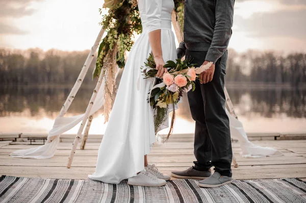 Muž a jeho nevěsta, stojící na dřevěné tribuny — Stock fotografie
