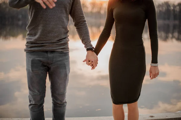 Pareja de pie en el borde de rostroom en un lago — Foto de Stock