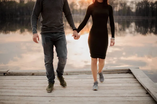 Casal caminhando da borda da rostroom em um lago — Fotografia de Stock