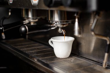 Taze ve aromatik kahve bir fincan içine dökme Modern kahve makinesi