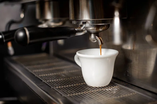 Tasse en céramique blanche de café dans le mahine de café — Photo