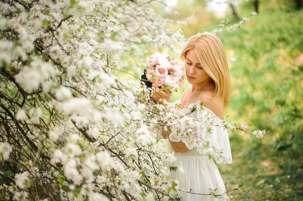 Mädchen steht zwischen Ästen eines strahlend weißen Baumes — Stockfoto