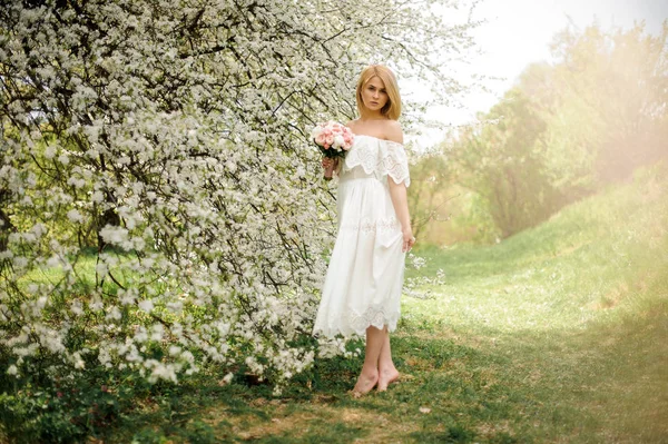 Dziewczynę stojącą między gałęzie drzewa wiosna biały — Zdjęcie stockowe