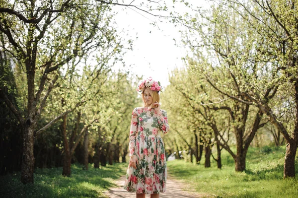 Giovane e bella ragazza in piedi sul sentiero tra gli alberi — Foto Stock