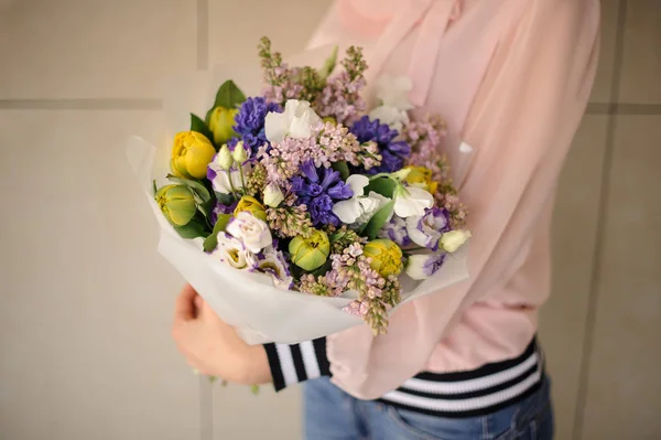 Girl Pink Shirt Holding Her Hands Beautiful Big Bouquet Yellow — Stok Foto