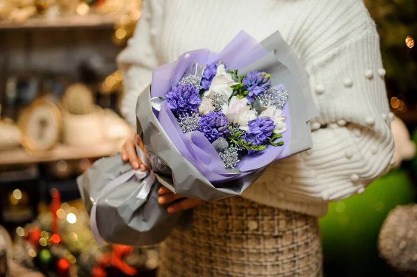 Νεαρή γυναίκα κρατά ένα μπουκέτο από μπλε υάκινθο με λευκά λουλούδια και ασημένια κλαδιά ως διακόσμηση — Φωτογραφία Αρχείου
