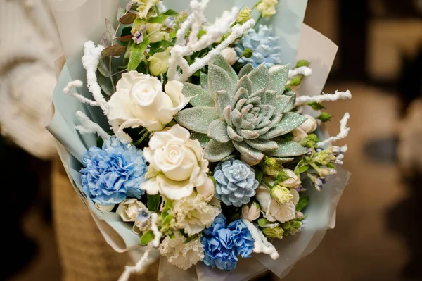 女孩手持一束白玫瑰，蓝色康乃馨，人造枝条和闪闪发亮的肉质 — 图库照片