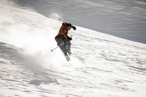 Sciatore uomo fare salto trucco sulla pista da sci — Foto Stock