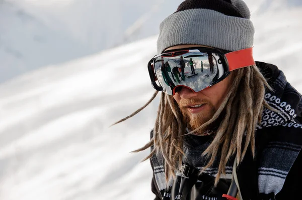 Snowboarder cara com dreadlocks de pé na encosta nos óculos de proteção — Fotografia de Stock