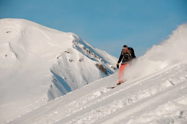 Rastalı snowboardçu tepeden aşağı doğru gidiyor. — Stok fotoğraf