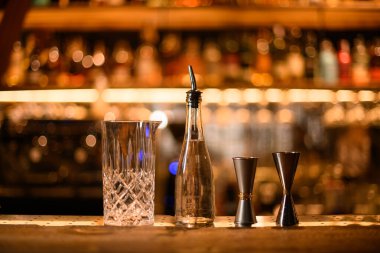 Ölçülü cam bardak, doldurulmuş şişe ve jigger.