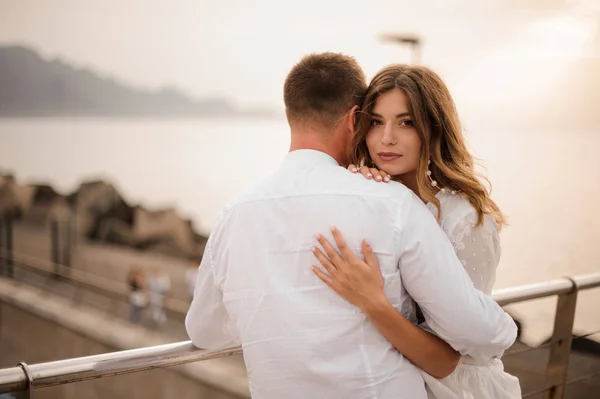 Couple embraces one another on a bridge — Stock Photo, Image