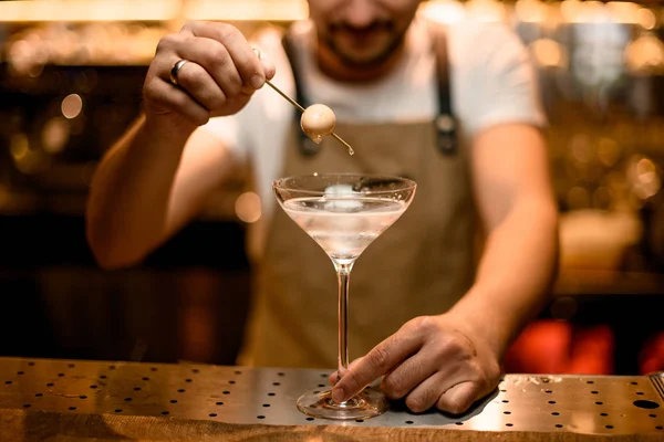 Barman décore cocktail avec oeuf de caille sur cure-dent — Photo