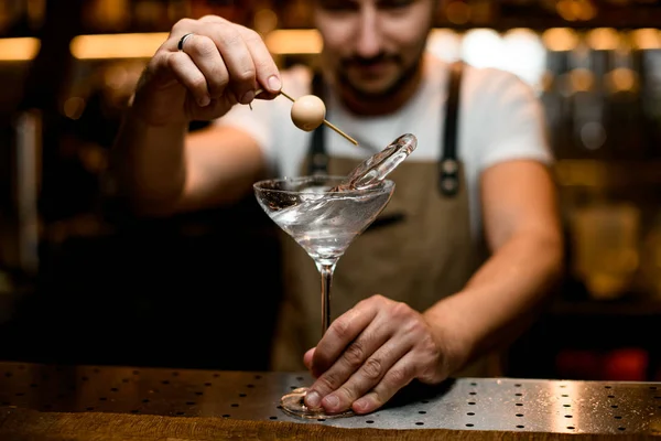 Barman décore boisson avec oeuf de caille sur cure-dent — Photo