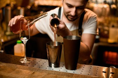 Barmen Shaker için Jigger gelen alkol dökülen