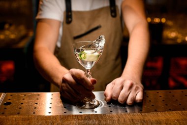 Kireç aromalı alkol akışı.