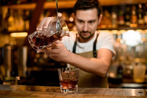 Bartender derrama álcool de vidro com filtro — Fotografia de Stock