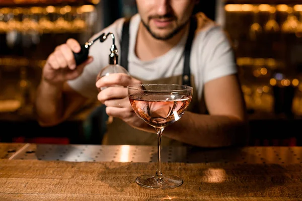 Barman préparer une boisson alcoolisée avec un pulvérisateur — Photo