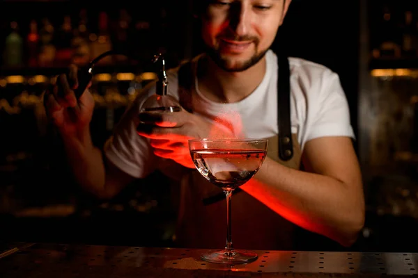 Barman éclaboussures de pulvérisateur à cocktail boisson — Photo