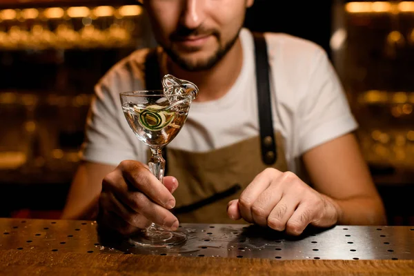 Cocktail alcoolisé éclaboussant avec zeste de lime sur le comptoir — Photo