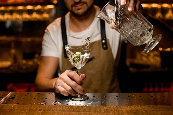 Бармен п'є алкогольний напій з лаймом від штабеля — стокове фото